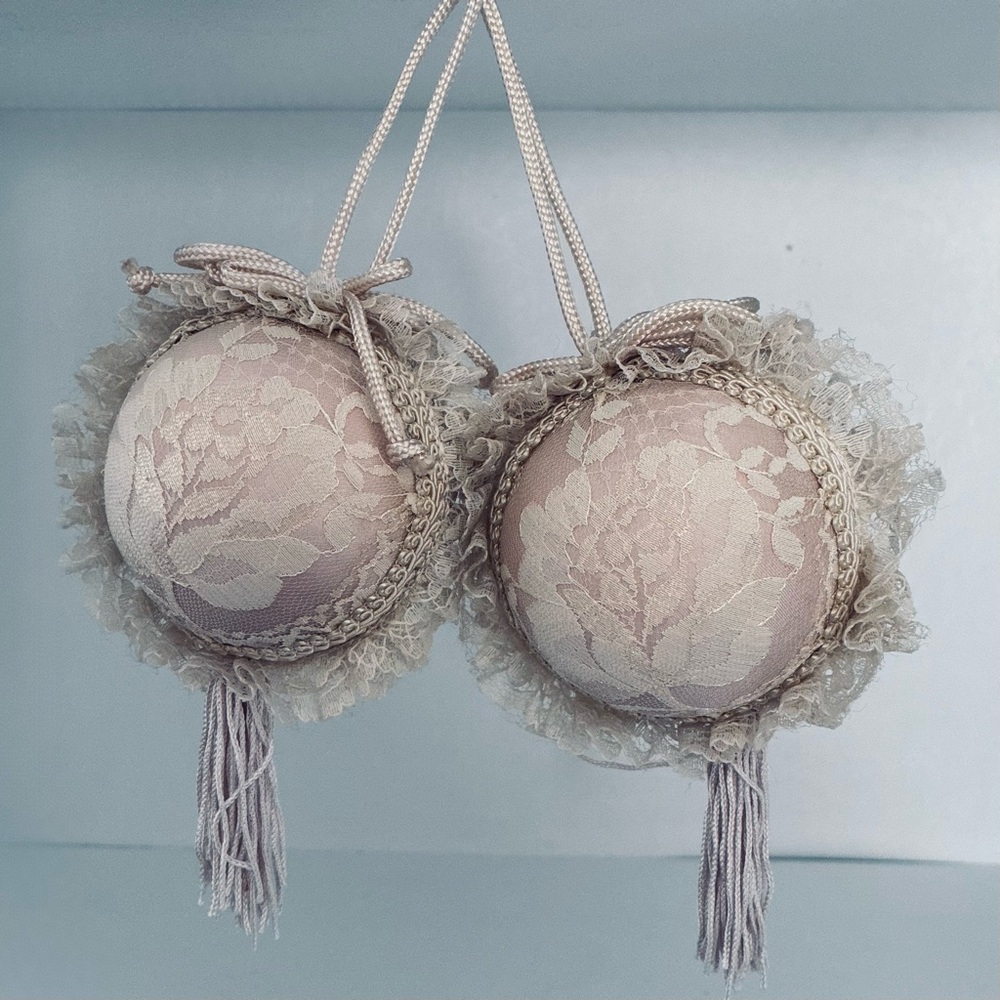 Vintage Victorian Look Louis Nichole 1980’s
Christmas Ball Ornament Set of 2.